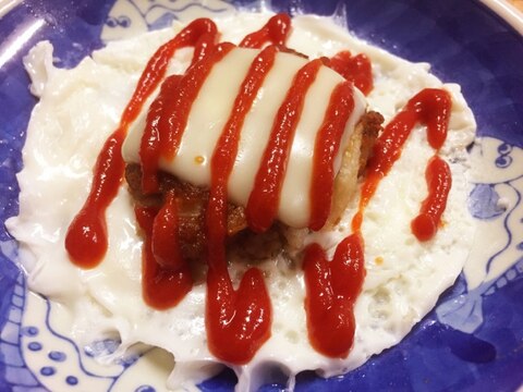 目玉焼きの黄身が！チーズハンバーグ